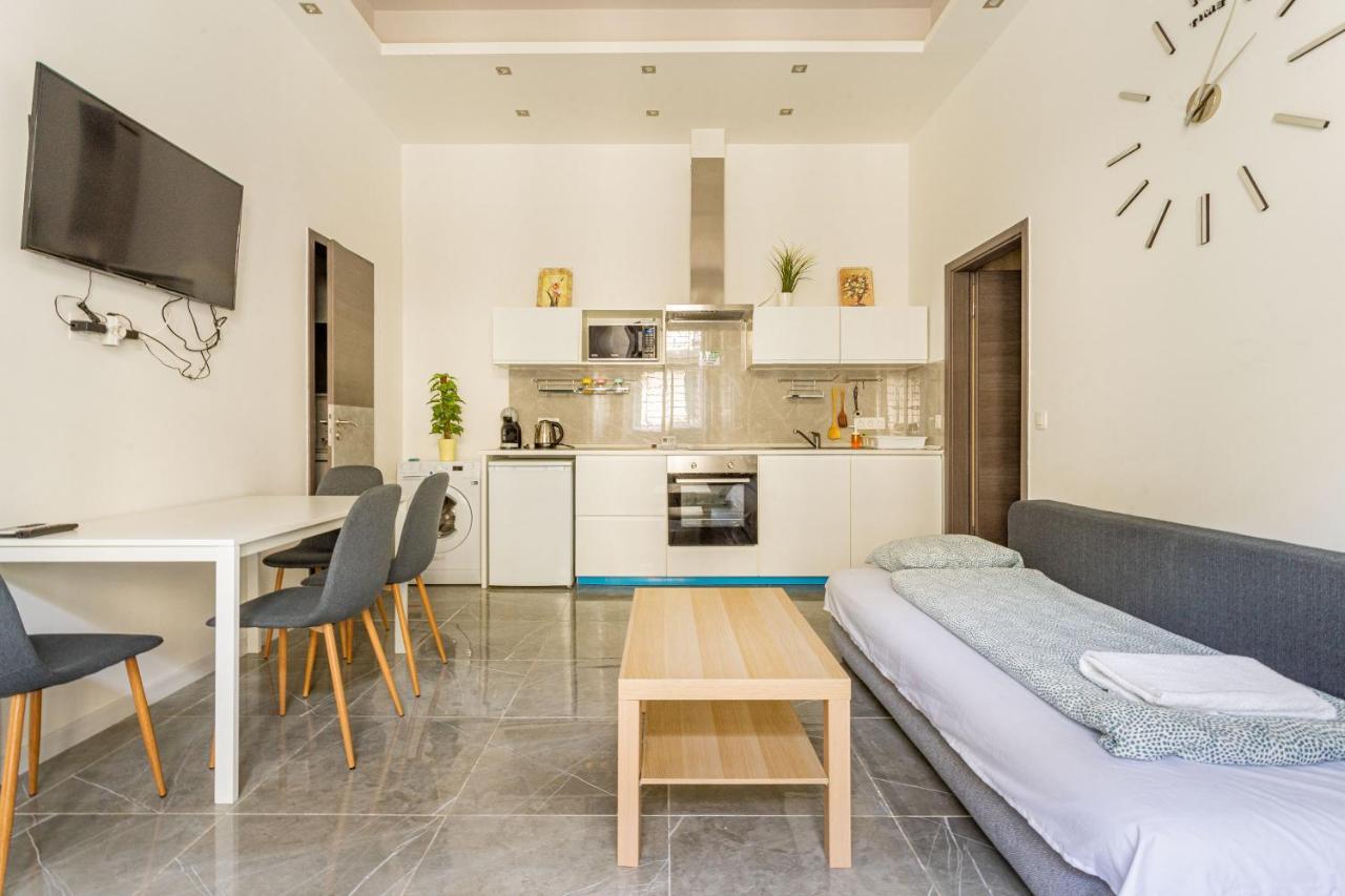Modernized Condo At Kiraly 51 Budapest Exterior photo