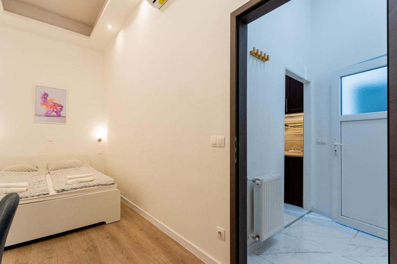 Modernized Condo At Kiraly 51 Budapest Exterior photo